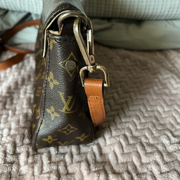 Louis Vuitton Classic Monogram Crossbody Bag - Picture 4 of 7